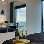 Urban Global Skyline - 25th Floor No 19 - Free Garage Apartment