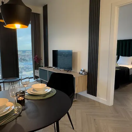 Urban Global Skyline, 25th Floor No 19, Free Garage, Self Check-in, No Deposit 카토비체